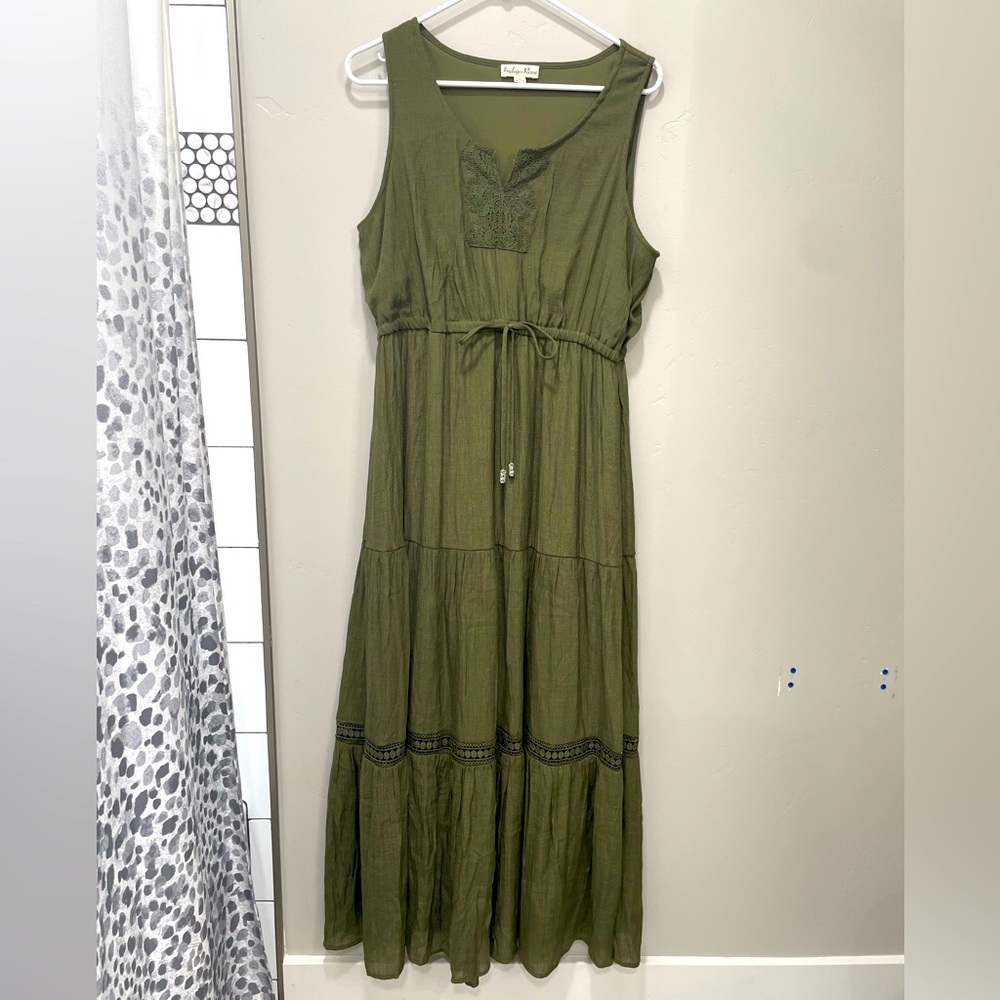 Long green dress with cute lace. Size LARGE.